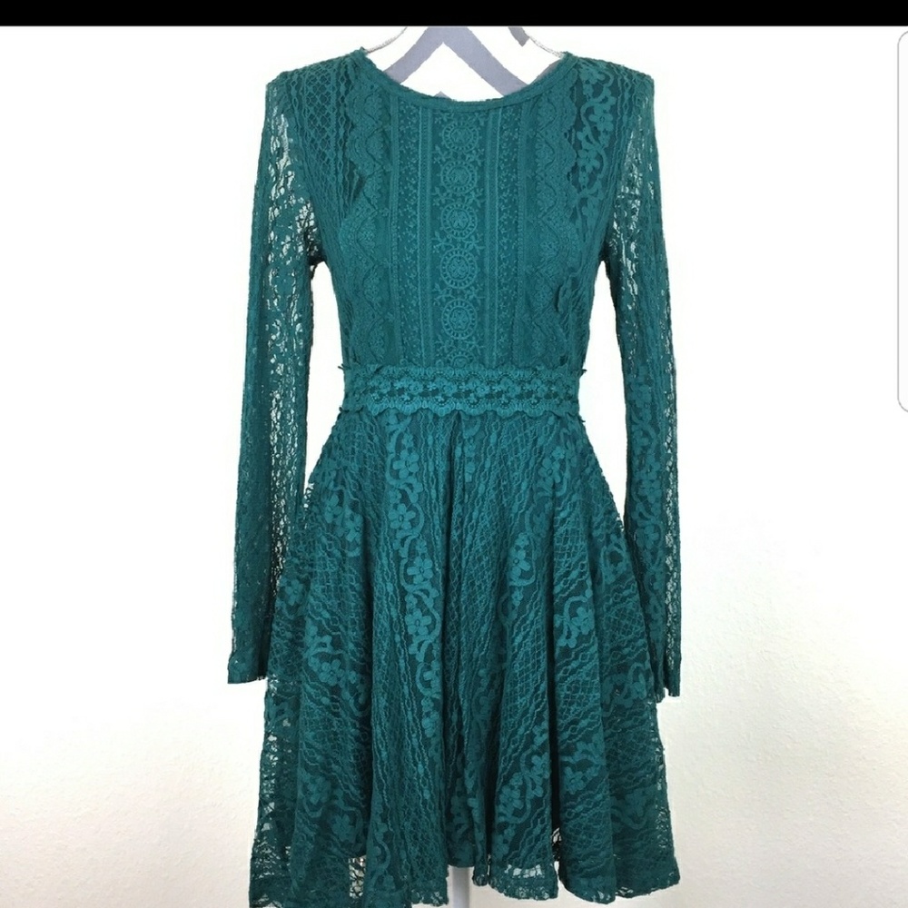 Gorgeous emerald green lace mini dress